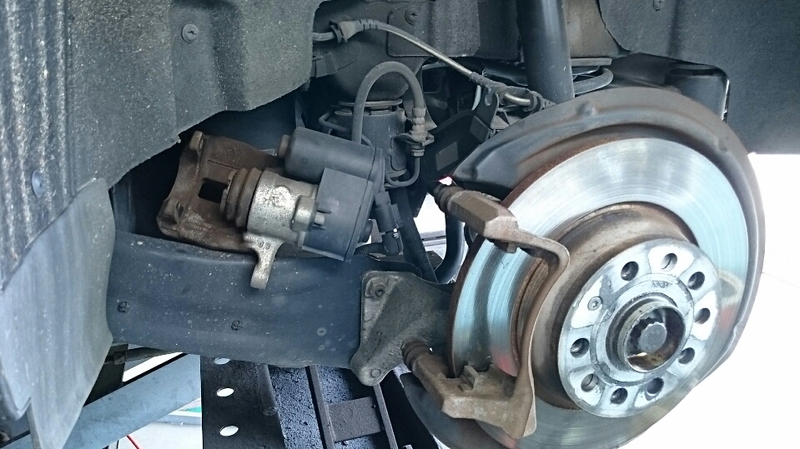 モーター付きのリヤブレーキキャリパーです